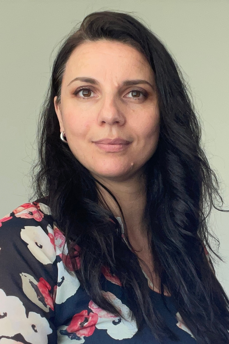 Ioana Hojda Temoka headshot