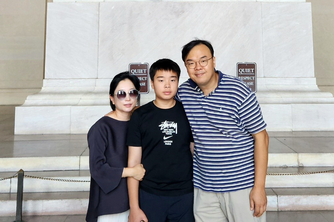 Juh Shin and family in front of Lincoln memorial